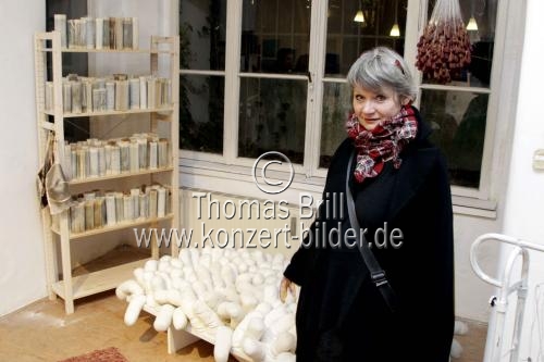 Deutsche Objektkünstlerin Regine Strehlow-Lorenz gastiert mit ihrer Schlafzimmer-Installation 